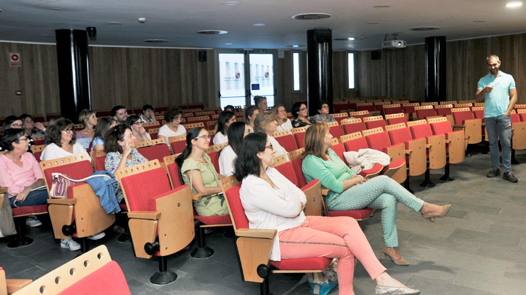 Curso de formación elemental en lactancia materna' dirigido para profesionales sanitarios. / KAMARERO