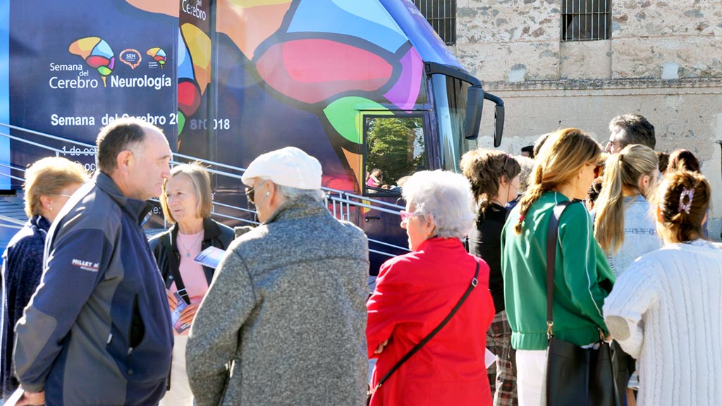 Numerosas personas se acercaron ayer al autobús de la ‘Semana del Cerebro’ instalado en la plaza de toros. / kamarero