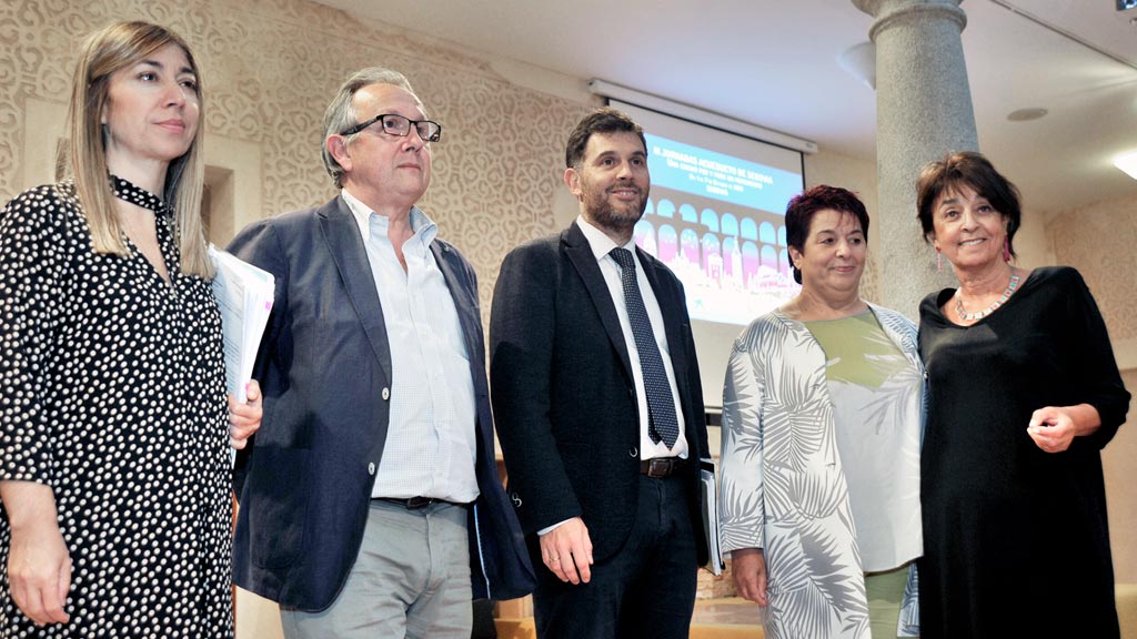 Esther Trilla, Javier López-Escobar, Borja Martínez, Clara Luquero y Claudia de Santos, en la inauguración de las Jornadas del Acueducto. / kamarero