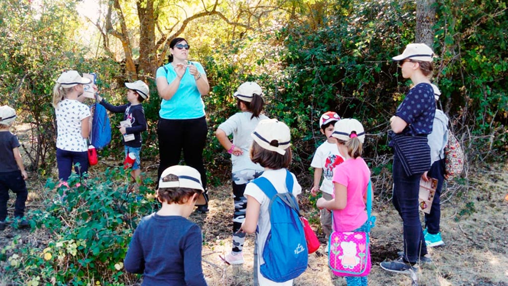 Los niños fueron los protagonistas del paseo por la cacera de Navas de Riofrío.