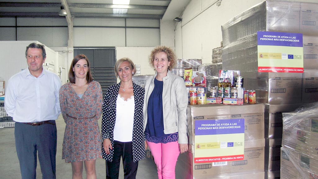 Visita de la subdelegada el Gobierno, Lirio Martín, al almacén de alimentos de la Cruz Roja.