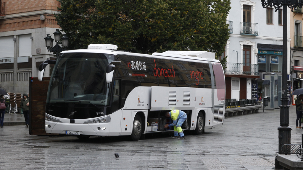 Unidad móvil del Centro de Hemoterapia y Hemodonación de Castilla y León, en la avenida del Acueducto. / NEREA LLORENTE