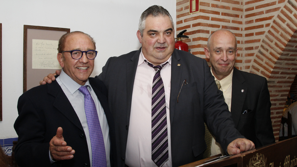 El empresario José María Ruiz (izq.) con miembros de la Junta Directiva del Colegio de Veterinarios.