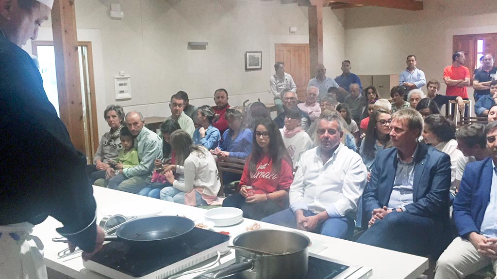 También tuvo lugar una demostración de cocina en vivo en la que se realizó un plato caliente y uno frío.
