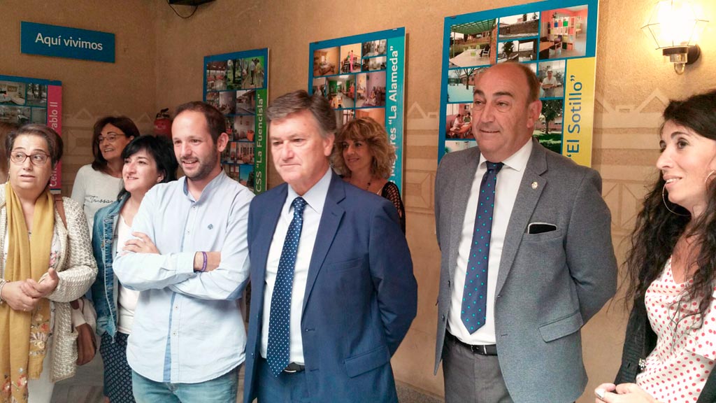 El presidente de la Diputación, en el centro, durante la inauguración de la exposición en el Patio de Columnas. / E.A.