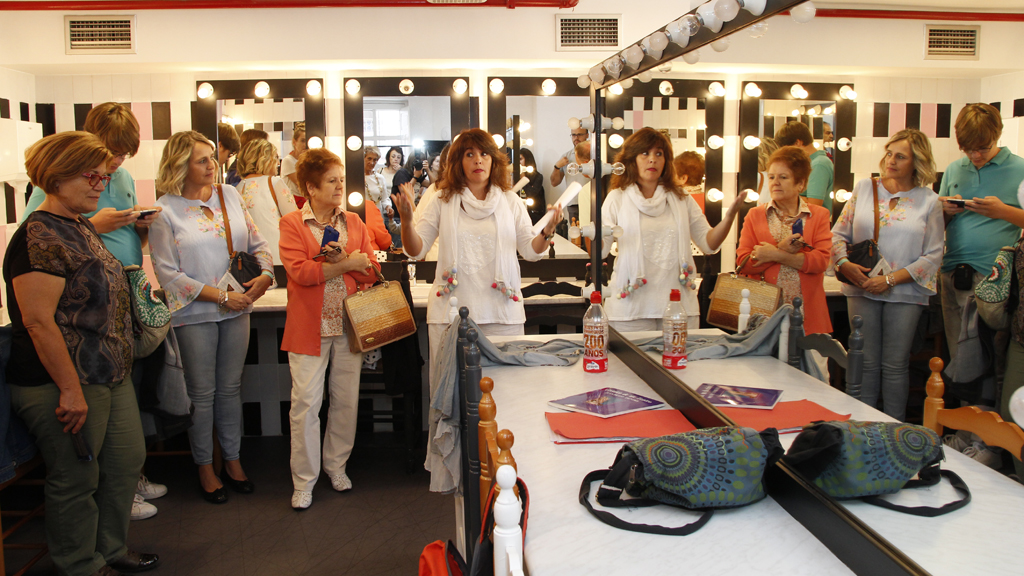 Alrededor de veinte personas disfrutaron en la jornada de ayer, sábado, conociendo los secretos y las historias que esconden las paredes del gran teatro de la capital segoviana. La iniciativa seguirá sucediendo, a manos de ‘Las Magas,’ todos los fines de semana del presente mes de octubre a excepción del domingo 21./