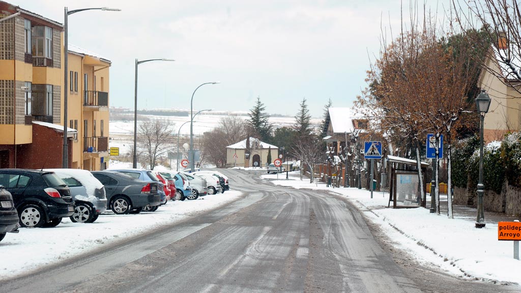 Una calle nevada en el pasado invierno en Palazuelos de Eresma. / kamarero