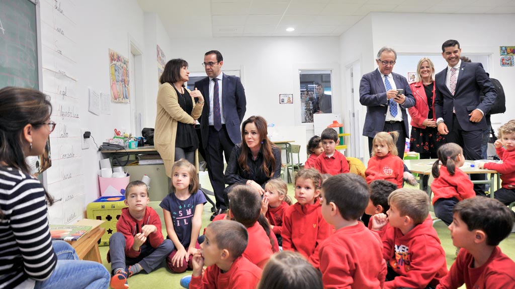 Las autoridades visitaron las aulas del nuevo colegio de Valverde saludando a todos los alumnos.
