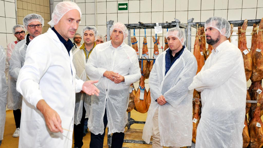 Luis Tudanca, durante su visita a las instalaciones de Monte Nevado. / el adelantado