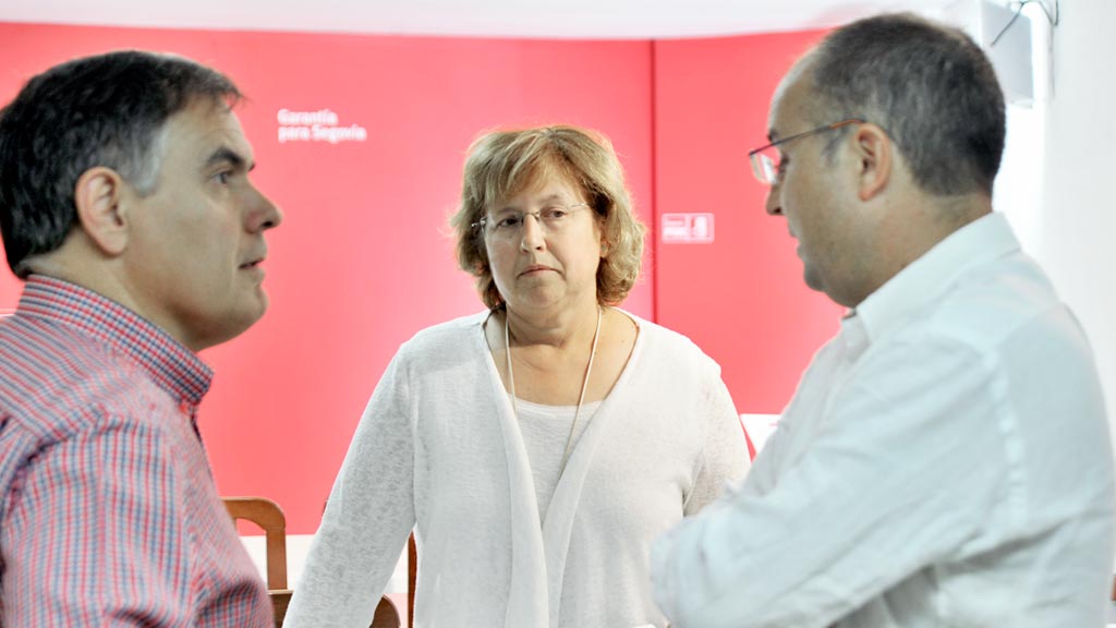 La alcaldesa de Ayllón, en el centro, junto a sus dos concejales, ayer en la sede del PSOE de Segovia. / kamarero