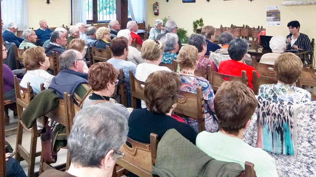 Numerosas personas asistieron a la charla ofrecida en el centro de día. / EL ADELANTADO