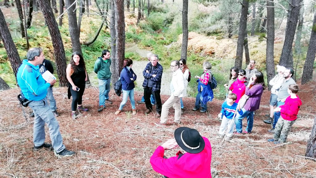 1Miembros de las plataformas, en un recorrido por el entorno del río Cega. / el adelantado