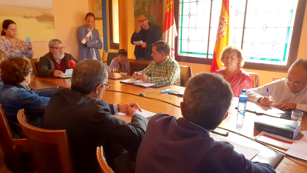 Intenso pleno extraodinario en el que se votó la moción de censura contra la ahora exacaldesa María Jesús Sanz.