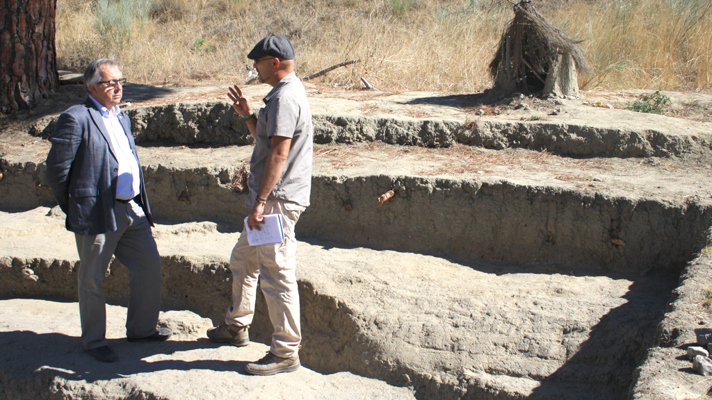 López Escobar y el director de la excavación, en el yacimiento. / el adelantado
