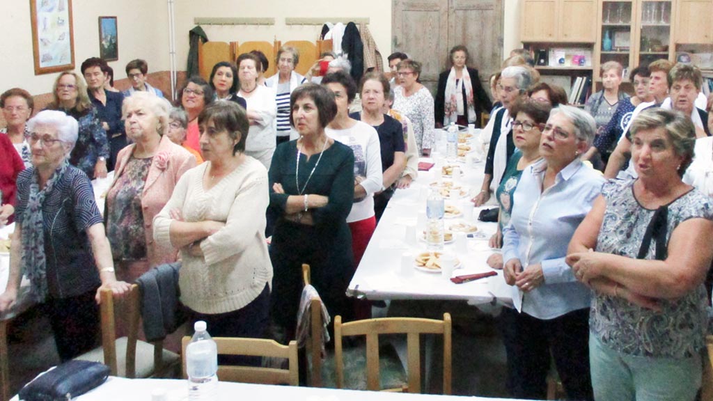 Apertura del curso de las amas de casa, con el canto de la Salve a la patrona. / L.M.