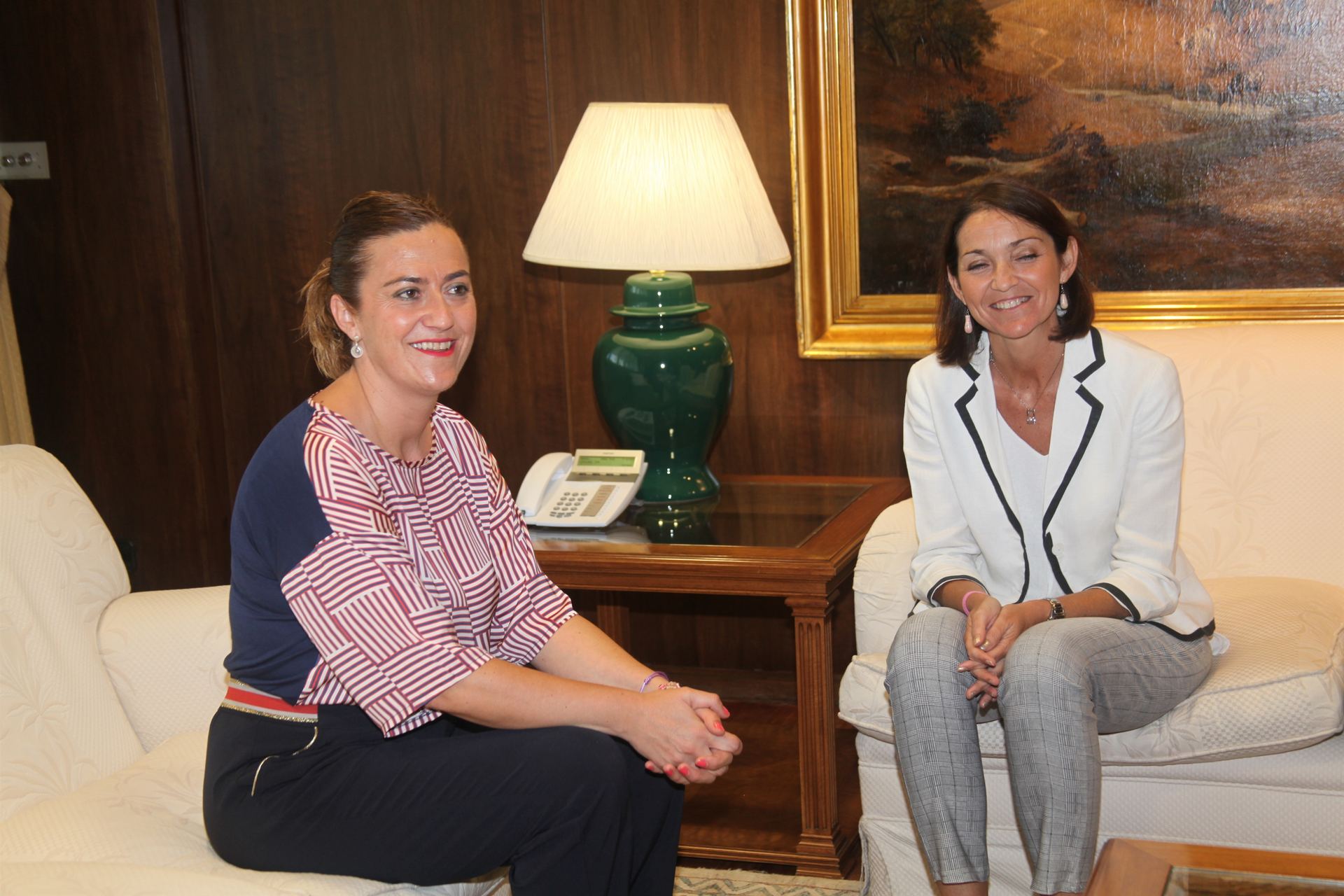 La delegada del Gobierno en Castilla y León, Virginia Barcones (i), junto a la ministra de Industria, Reyes Maroto.