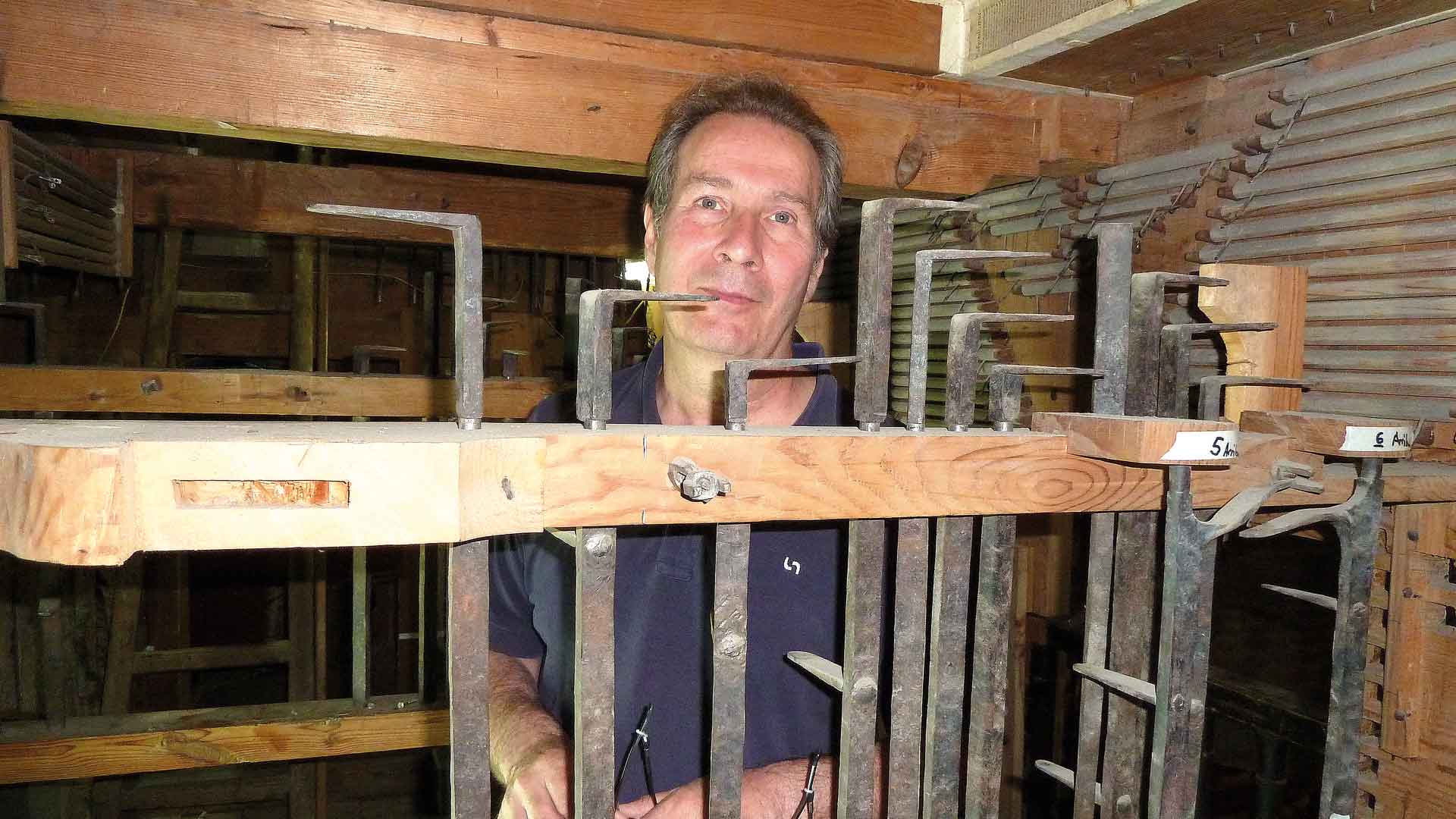 Joaquín Lois en el interior del órgano.