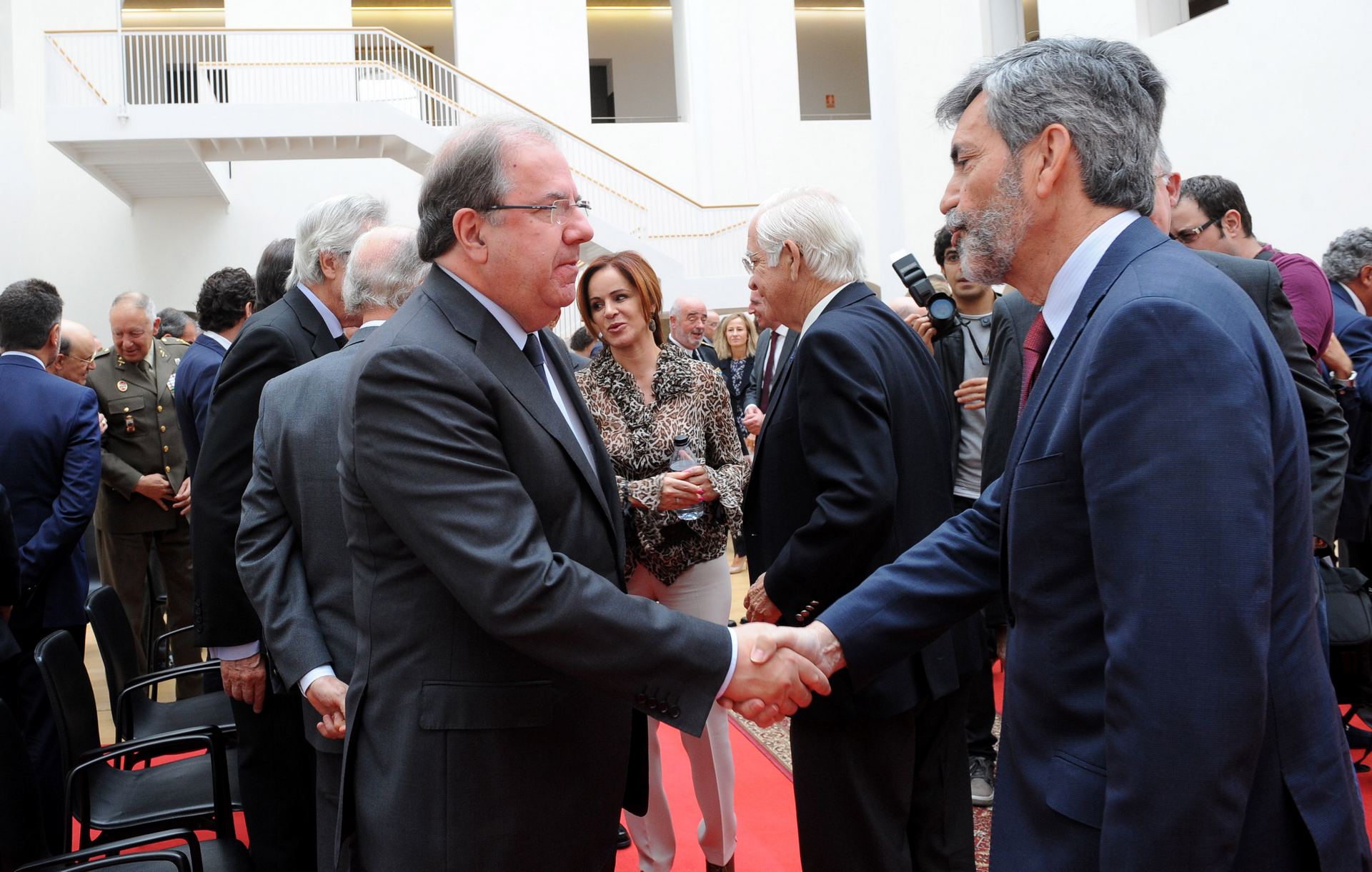 El presidente de la Junta, Juan Vicente Herrera, saluda al mandatario del Tribunal Supremo, Carlos Lesmes.