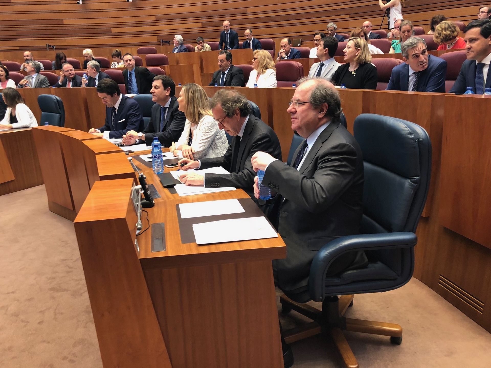 El presidente de la Junta de Castilla y León, Juan Vicente Herrera, durante una sesión en el Pleno de las Cortes.