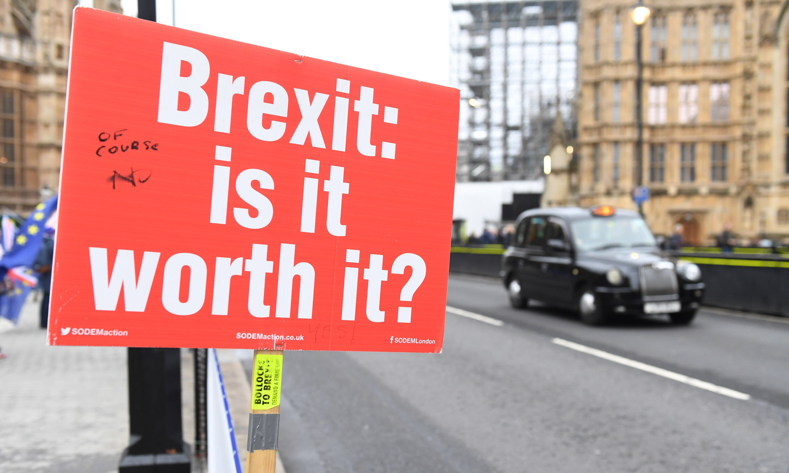 Un cartel en el que se lee ‘Brexit: ¿Merece la pena?’ durante una manifestación en contra de la ruptura con la UE.