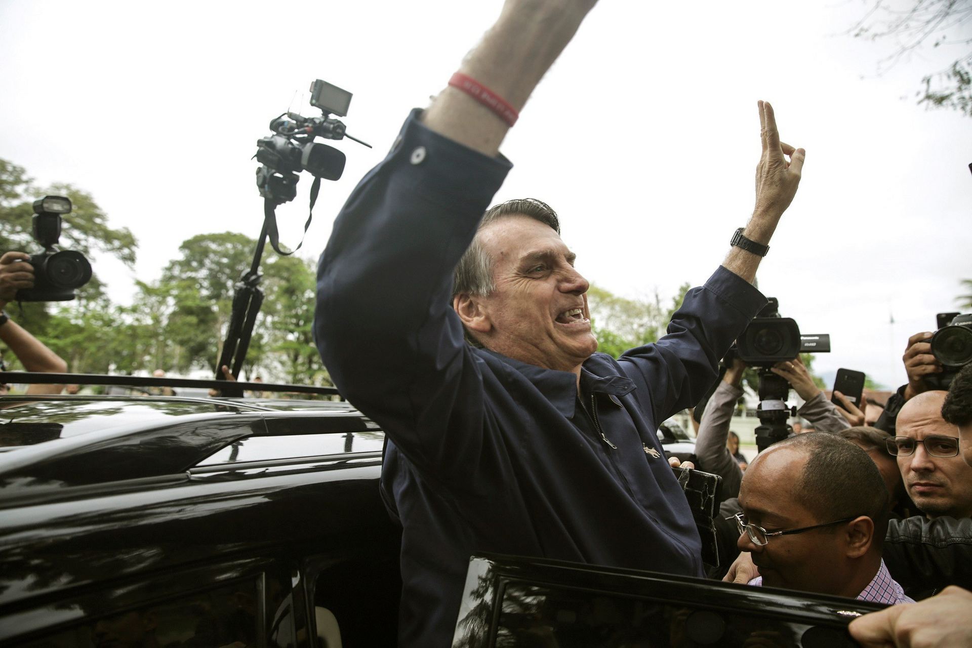 El candidato ultraderechista Jair Bolsonaro saluda a varios simpatizantes.