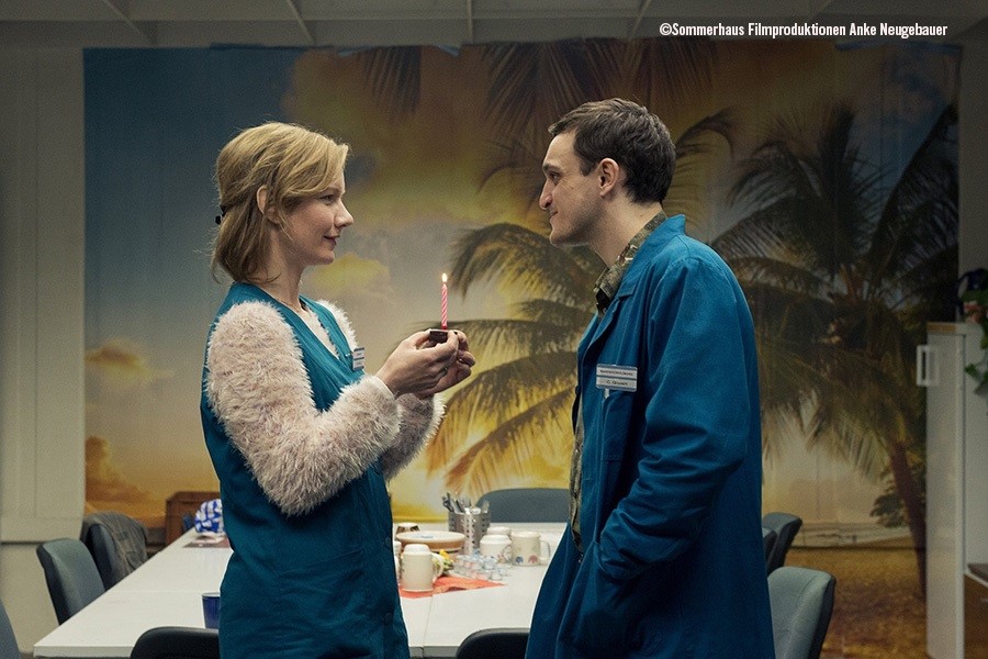 El protagonista de la película, Christian, se enamora de Marion, la encargada del departamento de golosinas.