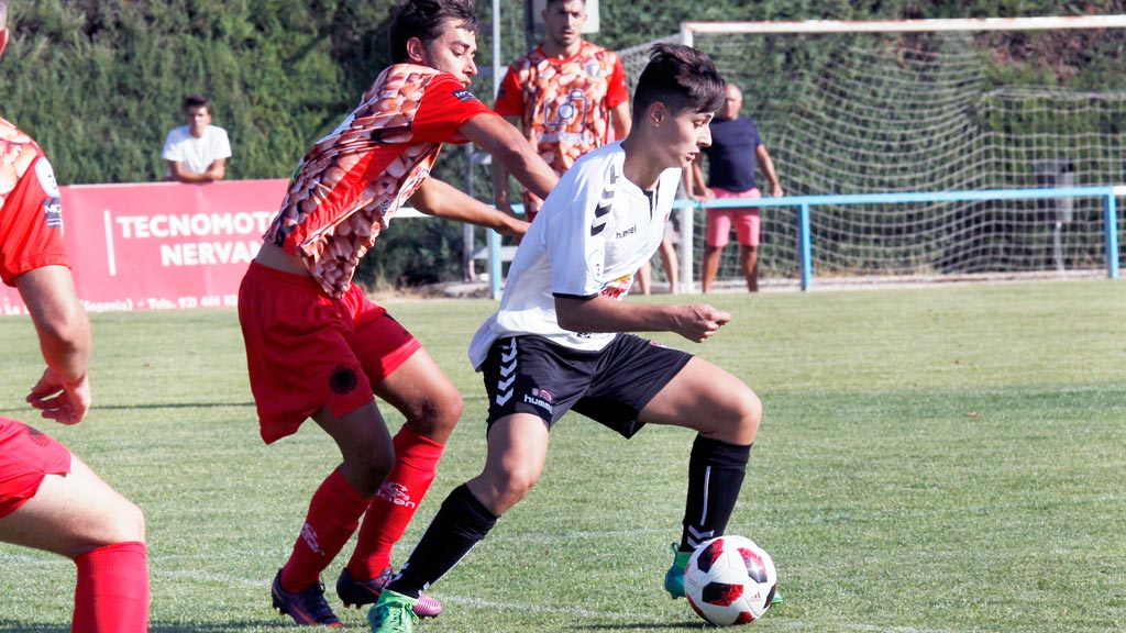 Imagen del encuentro que disputaron Gimnástica Segoviana y Club Deportivo La Granja en el pasado Trofeo San Luis. / NEREA LLORENTE