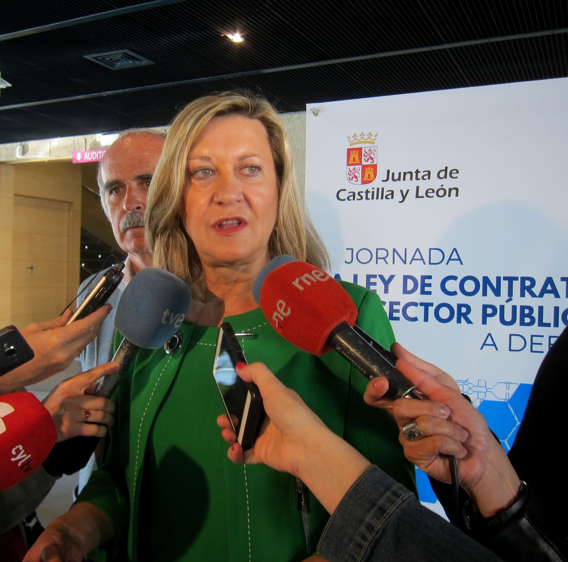 La consejera de Economía y Hacienda de la Junta, Pilar del Olmo, atiende a los medios de comunicación.