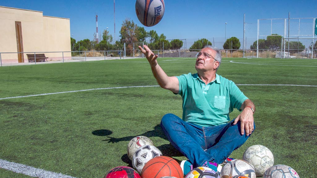 Jesús Romano lanza el oval de rugby al aire. / KAMARERO