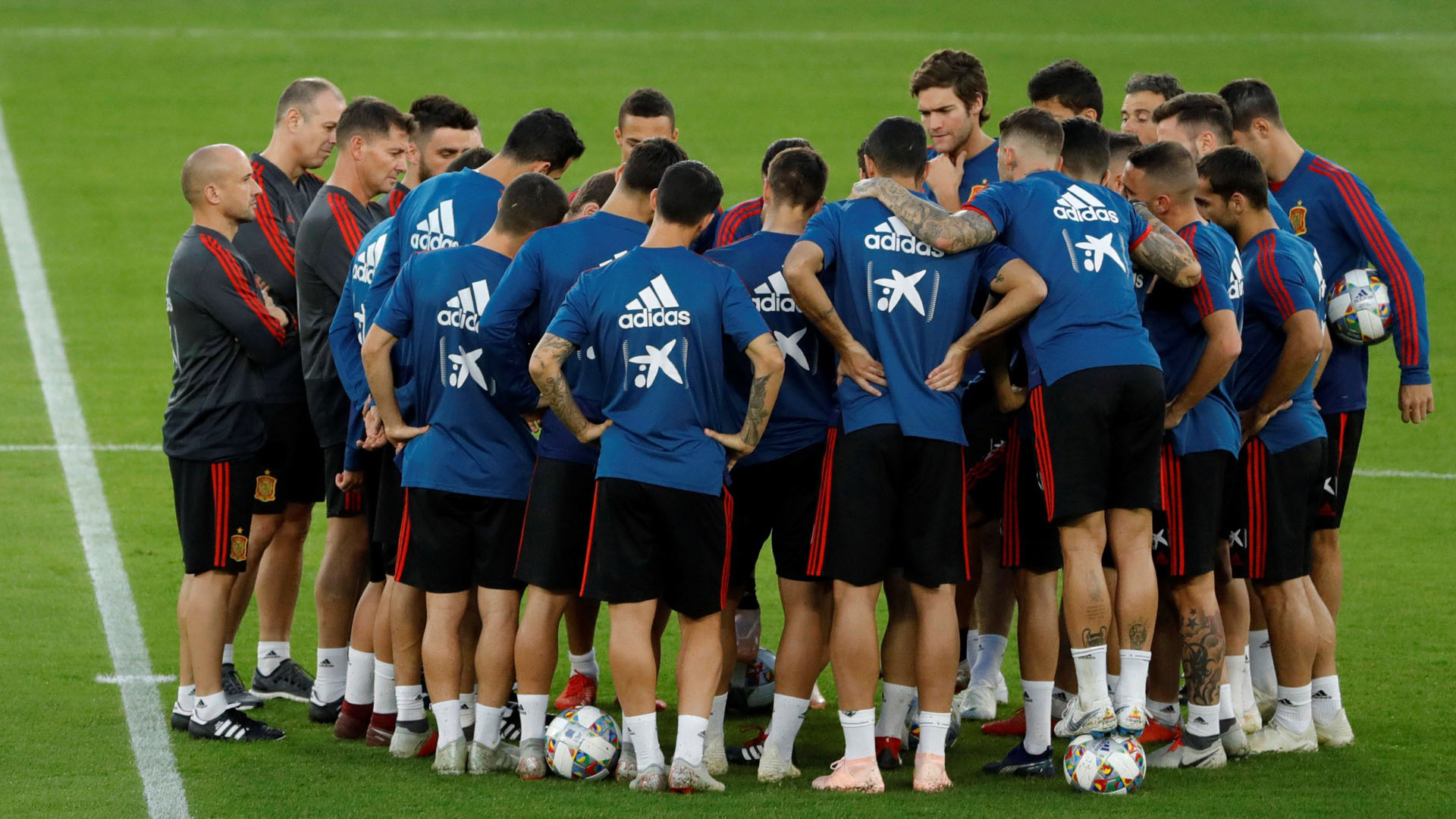 Los jugadores de la Selección Española, reunidos antes de empezar el entrenamiento en el estadio Benito Villamarín, sede del partido de esta noche contra Inglaterra.
