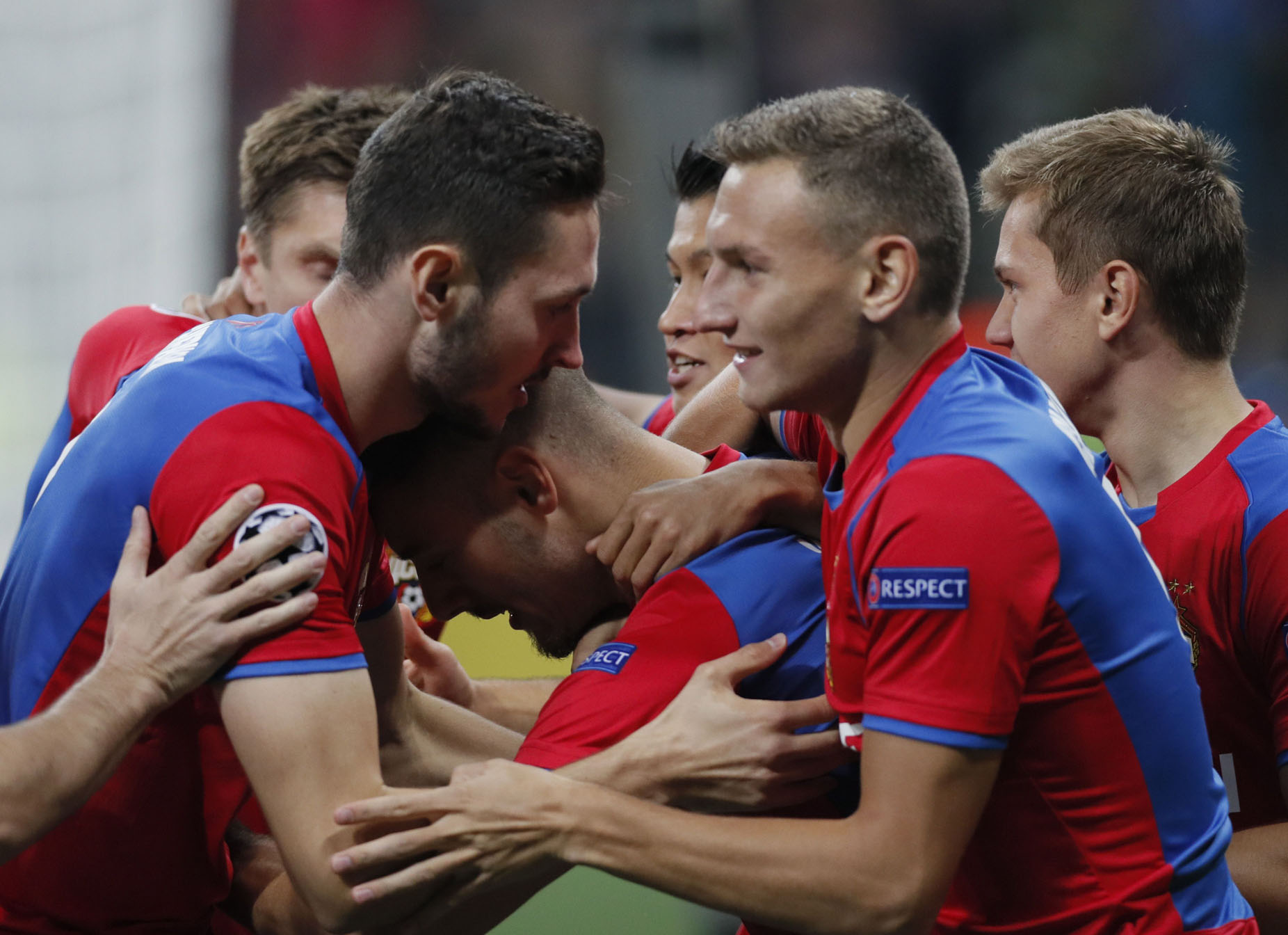 Los jugadores del CSKA Moscú celebran el tempranero gol de la victoria ante el Real Madrid.