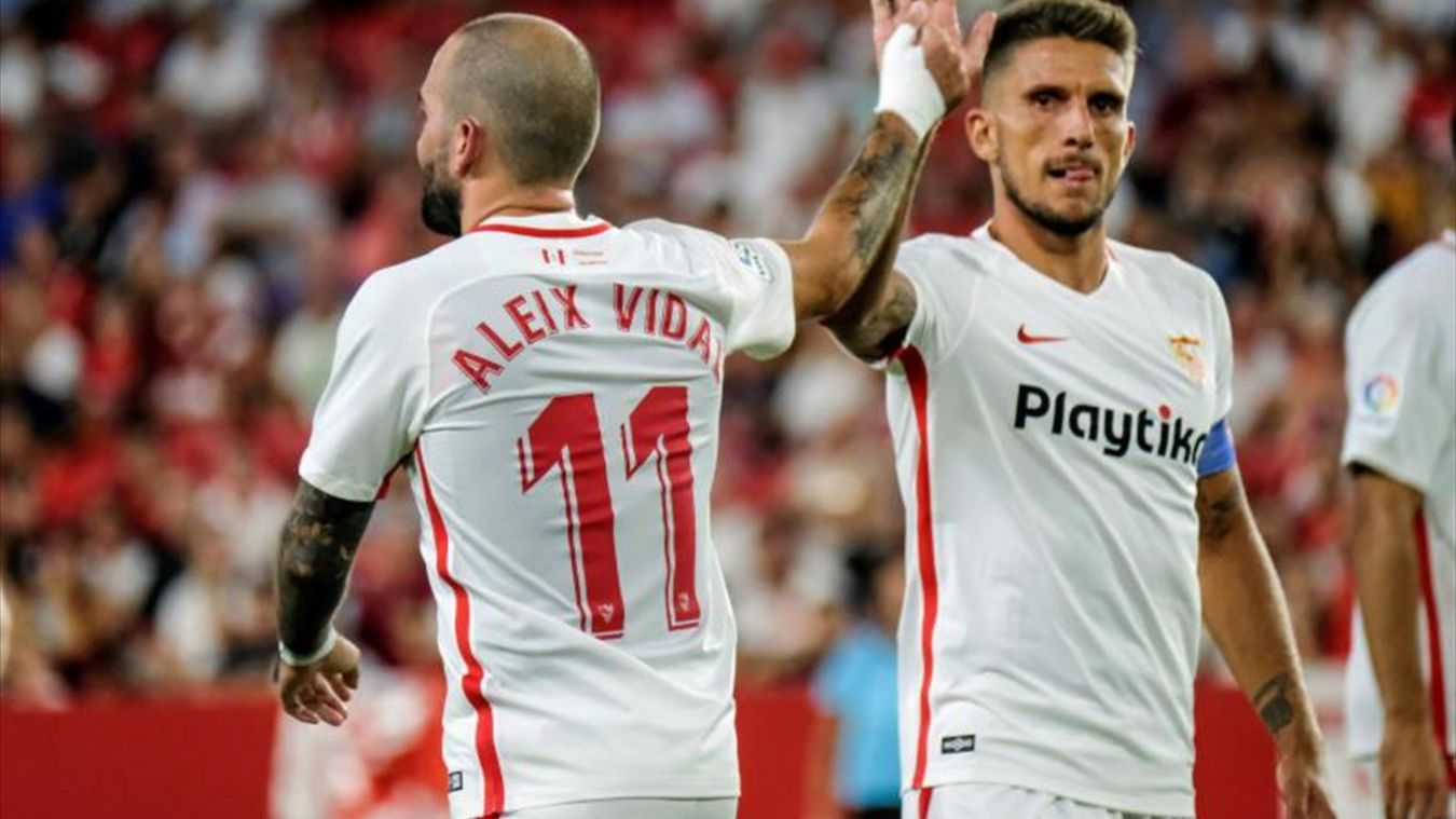 El defensa portugués Daniel Carriço felicita a Aleix Vidal durante un partido con el Sevilla.