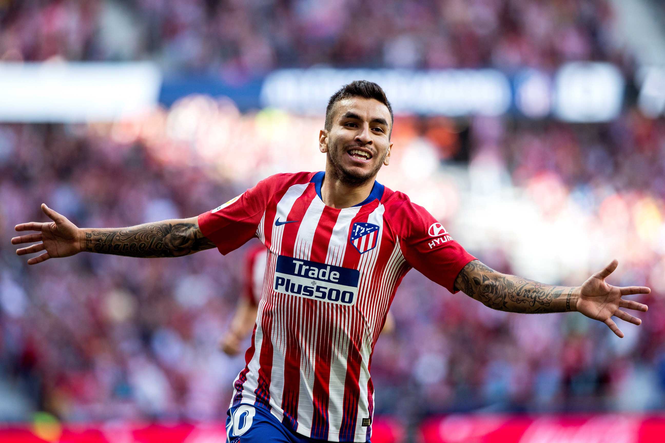 Ángel Correa, que salió desde el banquillo, celebra el gol de la victoria del Atlético de Madrid contra el Betis.