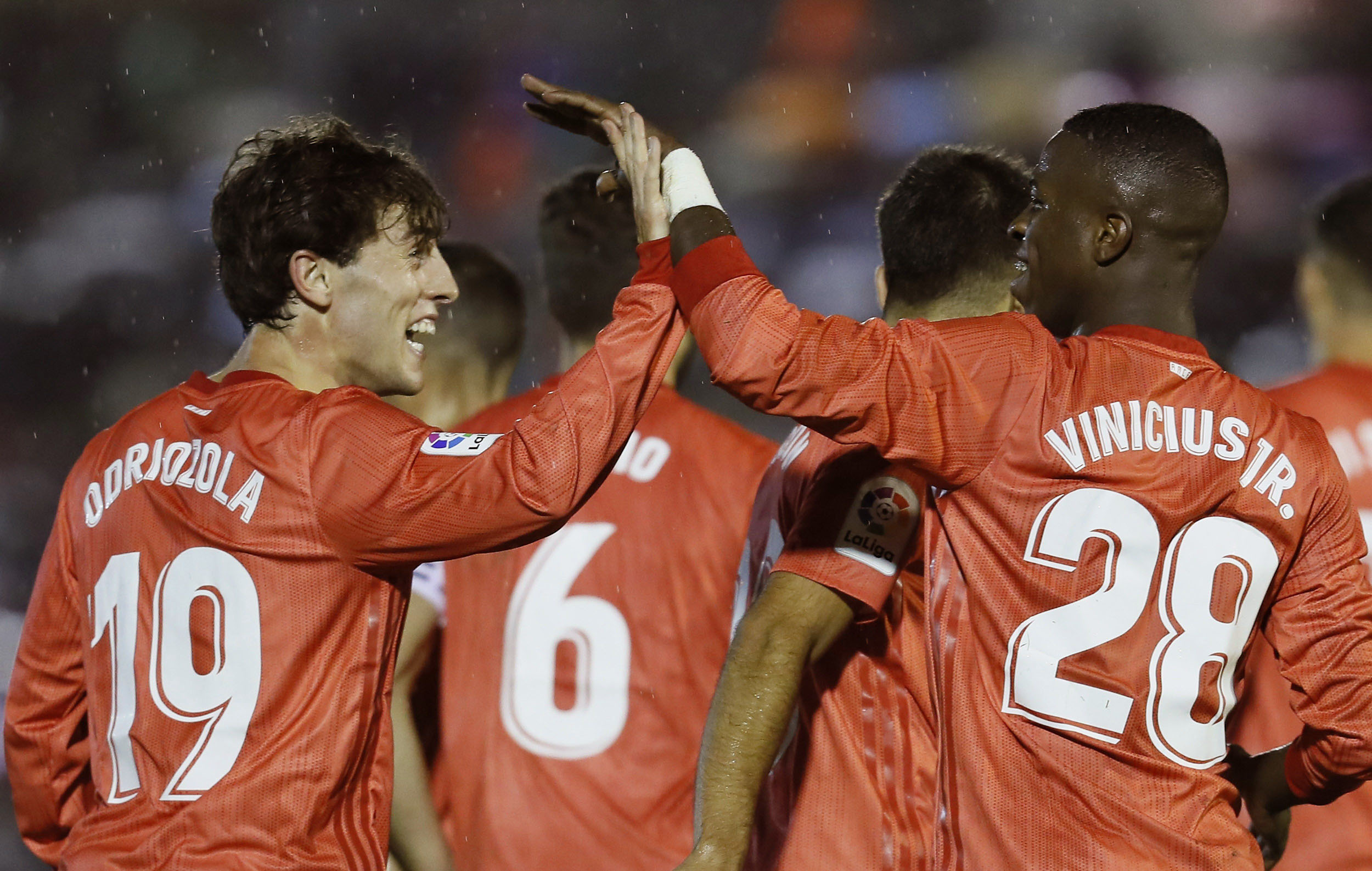 Odriozola y Vinicius, los dos jugadores más destacados en la victoria del Real Madrid en Melilla, celebran el tercer gol de los blancos.
