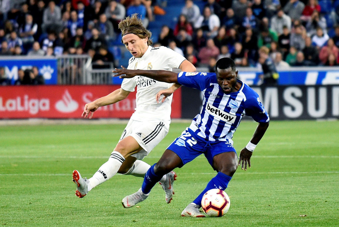 Luka Modric pugna por el balón con Wakaso Mubarak durante el partido entre el Real Madrid y el Alavés.