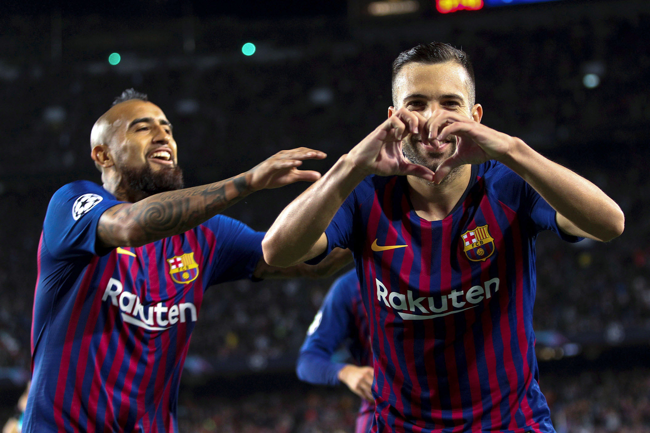 Hay vida sin Messi 1 Arturo Vidal celebra con Jordi Alba (dcha) el gol de la sentencia en la victoria del Barça ante el Inter de Milán.