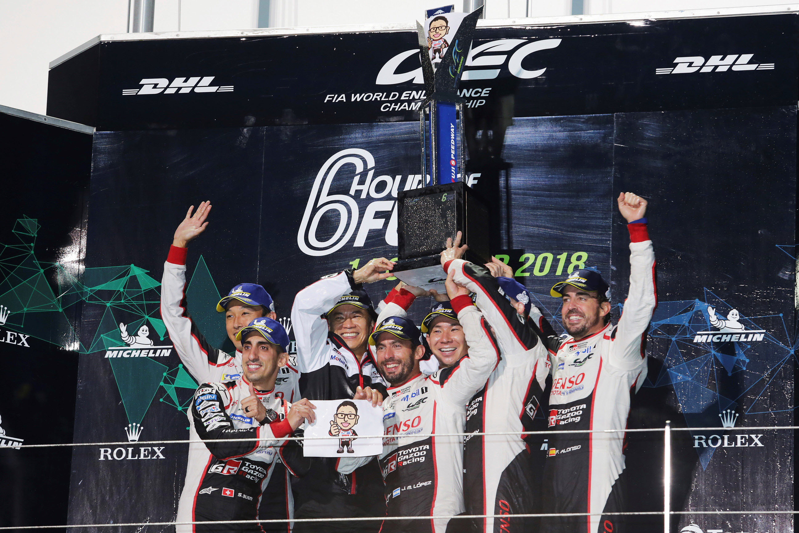 Los pilotos de los dos coches de Toyota celebran el doblete en Fuji.