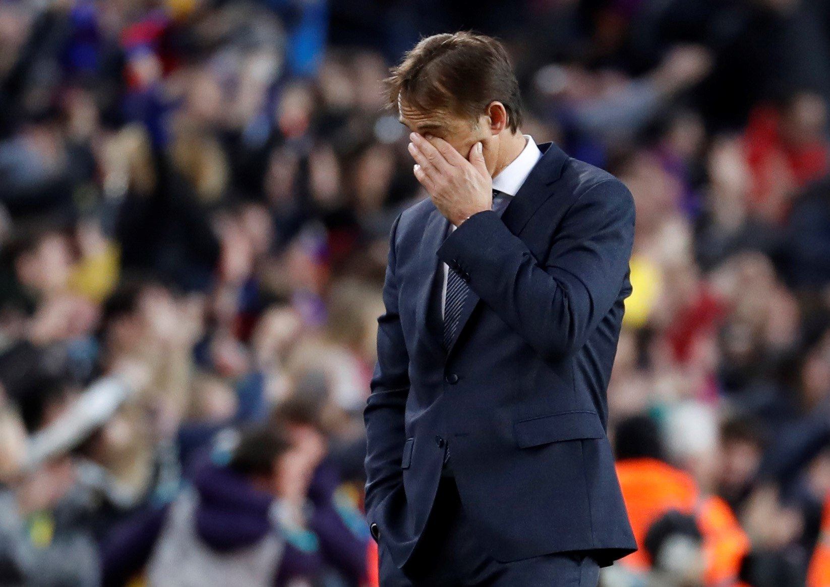 El exentrenador del Real Madrid Julen Lopetegui se lamenta tras la abultada derrota ante el FC Barcelona.