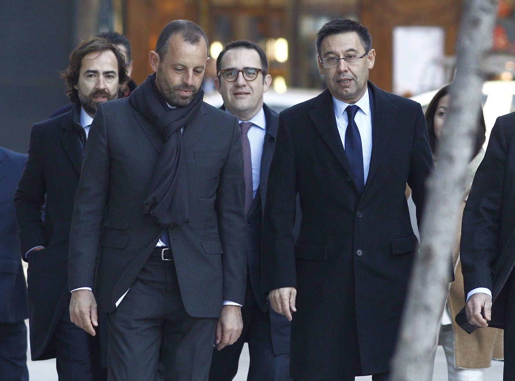 El exmandatario del Barcelona, Sandro Rosell, junto al actual presidente de la entidad, Josep Maria Bartomeu.