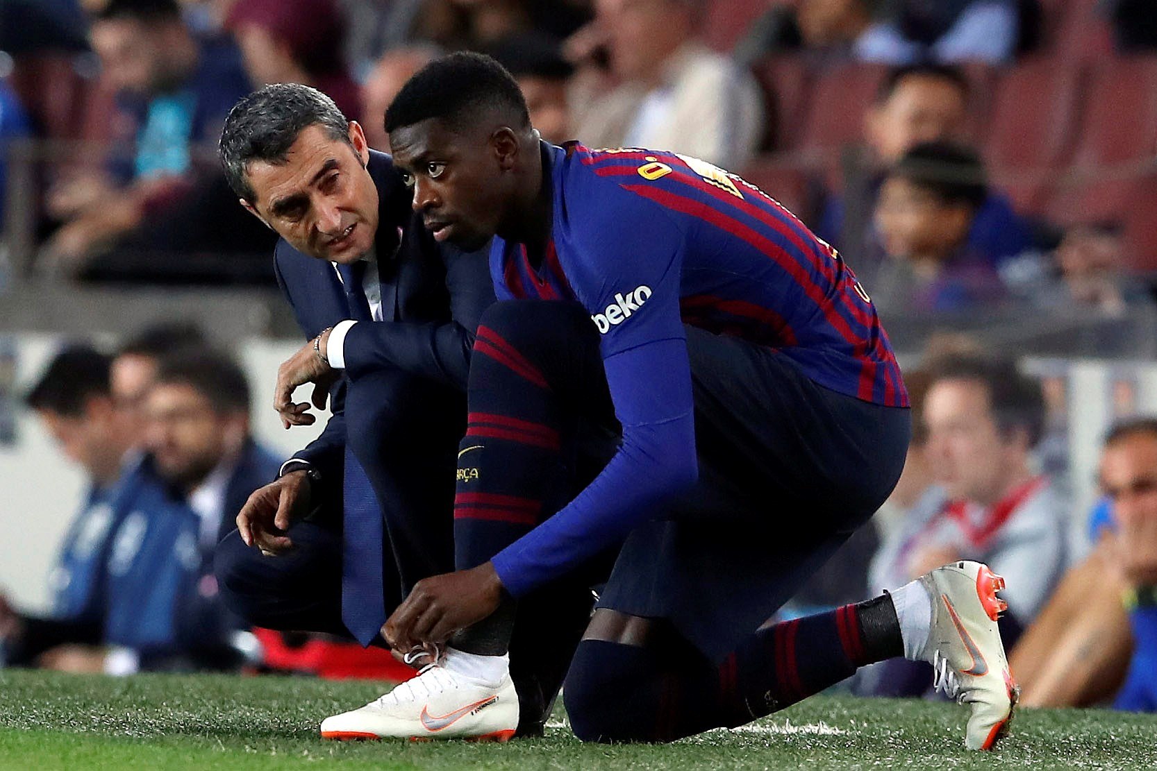 Barcelona-Inter: la vida sin Messi 1 Ousmane Dembélé recibe instrucciones antes de entrar por el lesionado Messi en el partido contra el Sevilla.