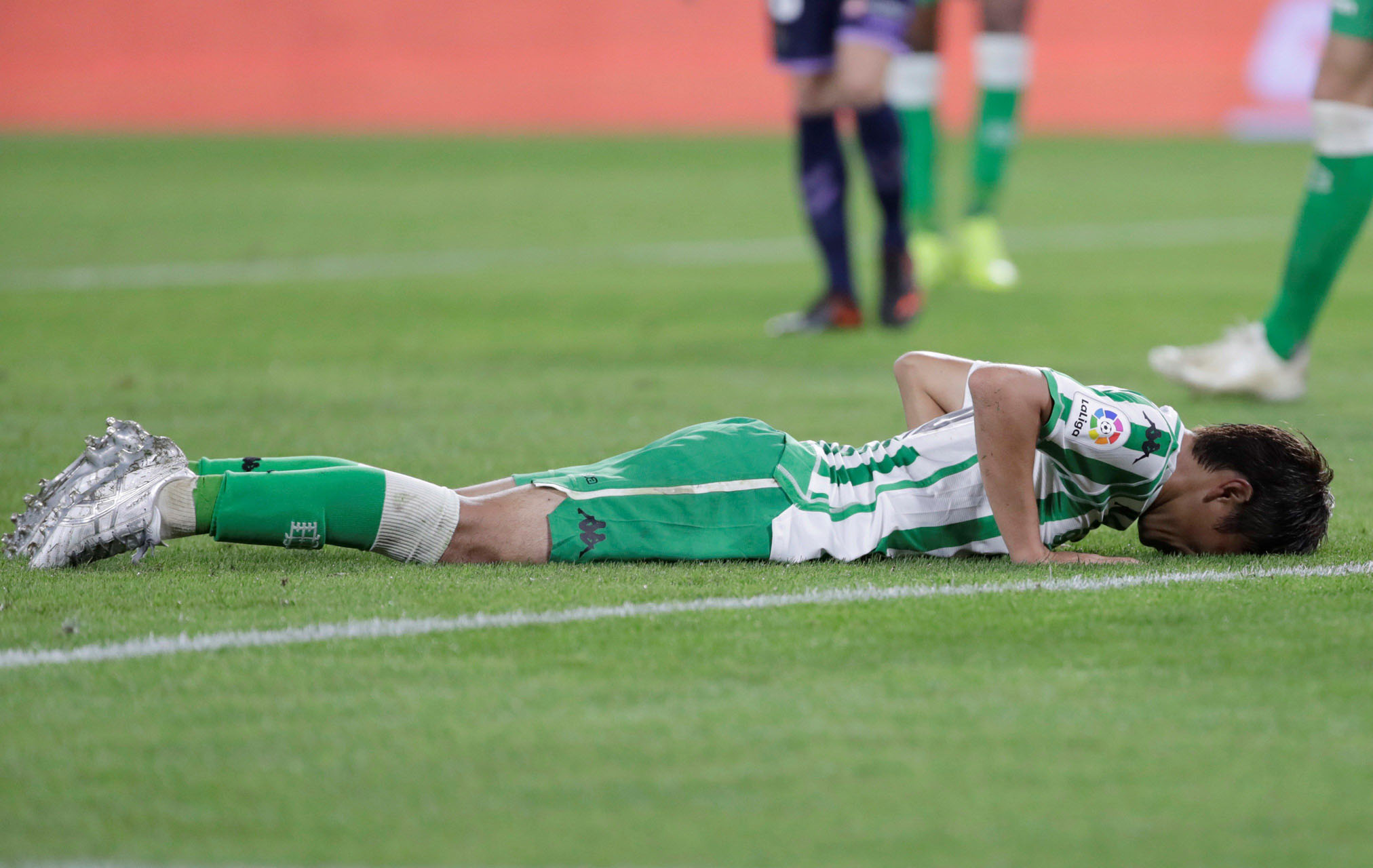 San Siro examina las dudas béticas 1 Inui se lamenta durante la derrota del Betis el pasado fin de semana ante el Valladolid.