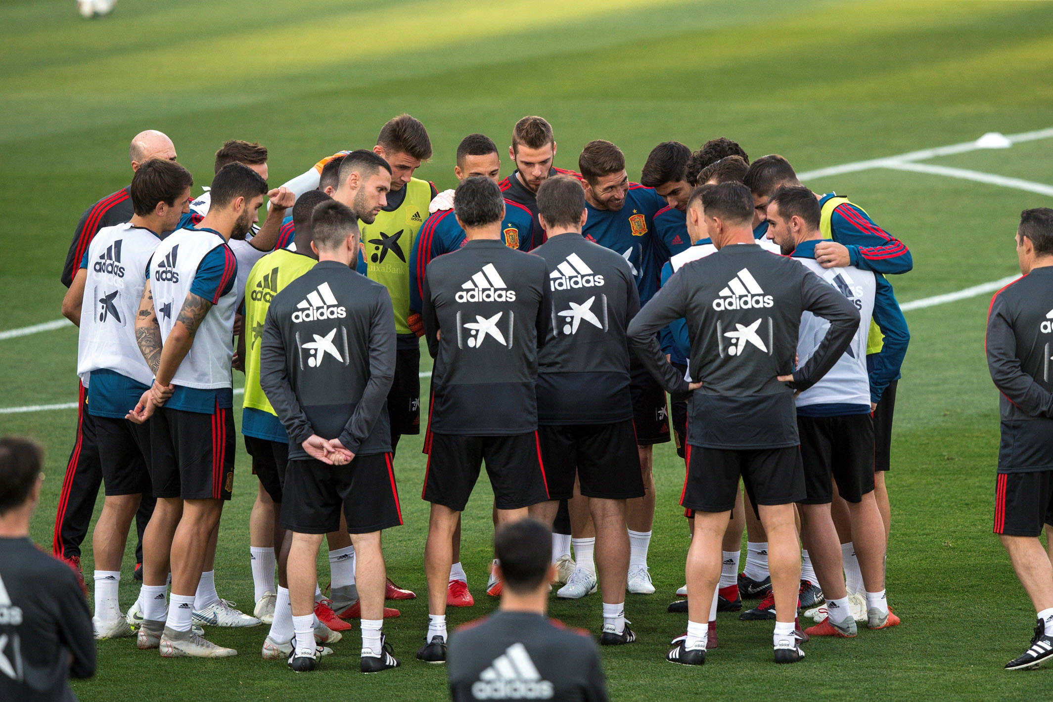 Luis Enrique recurre a la Sub-21 en la primera sesión 1 Los jugadores de la Selección Española, reunidos durante el primer entrenamiento en la Ciudad del Fútbol de Las Rozas.