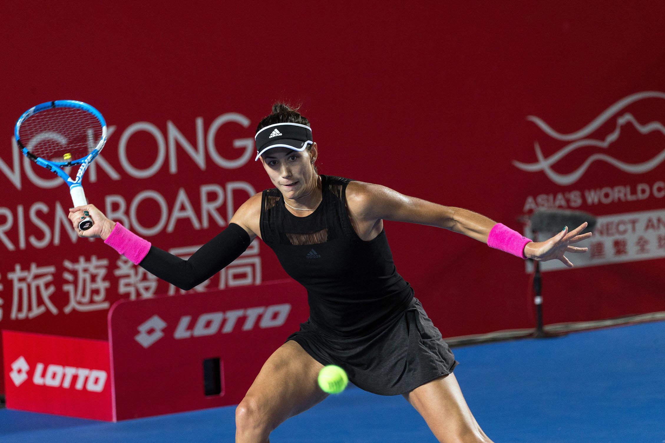 Garbiñe Muguruza devuelve la pelota a la tailandesa Luksika Kumkhum en los cuartos de final del torneo de Hong Kong