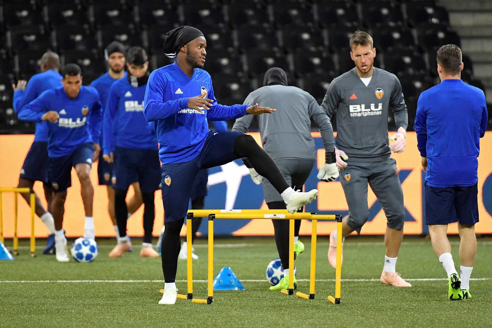 Los jugadores del Valencia, durante el entrenamiento en el Stade de Suisse previo al partido de esta tarde.