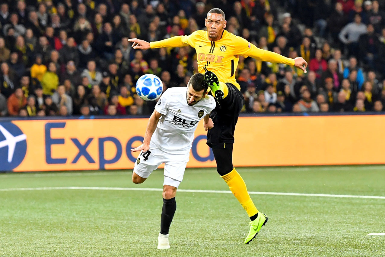 Gayá corta un balón ante el delantero del Young Boys Guillaume Hoarau.
