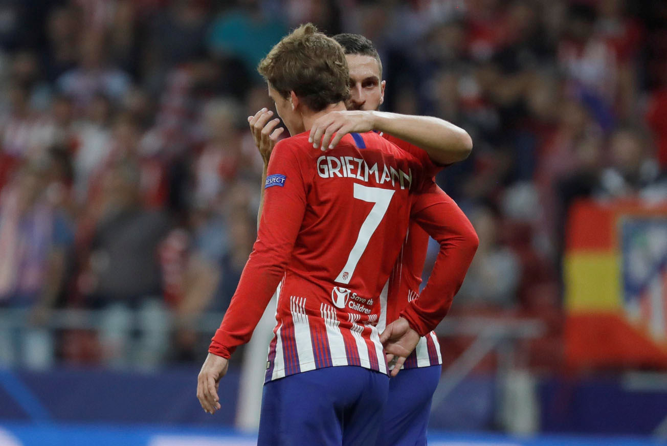 Koke abraza a Griezmann.