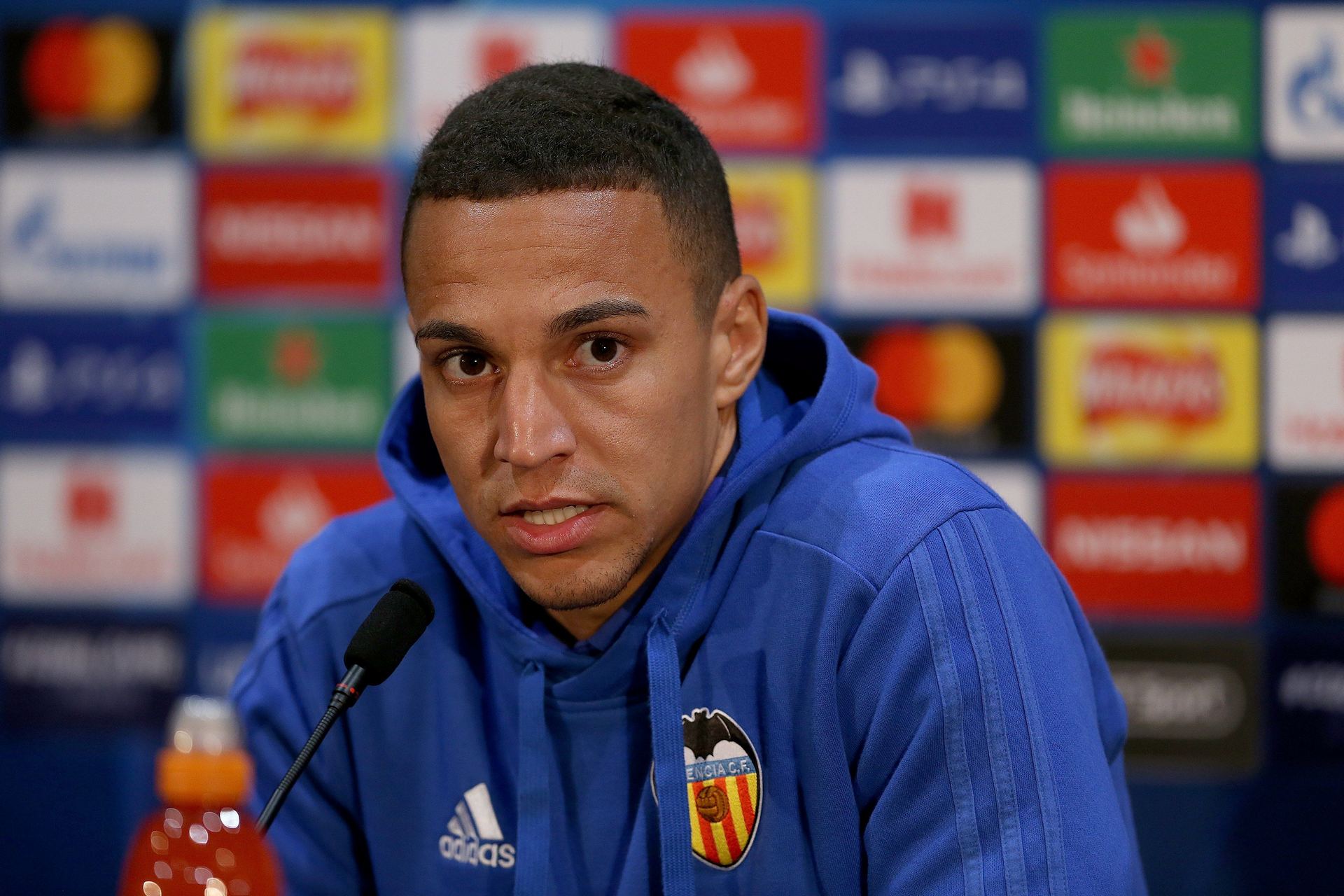 El delantero del Valencia Rodrigo quiere ser una pieza clave del equipo español ante el Manchester United. /