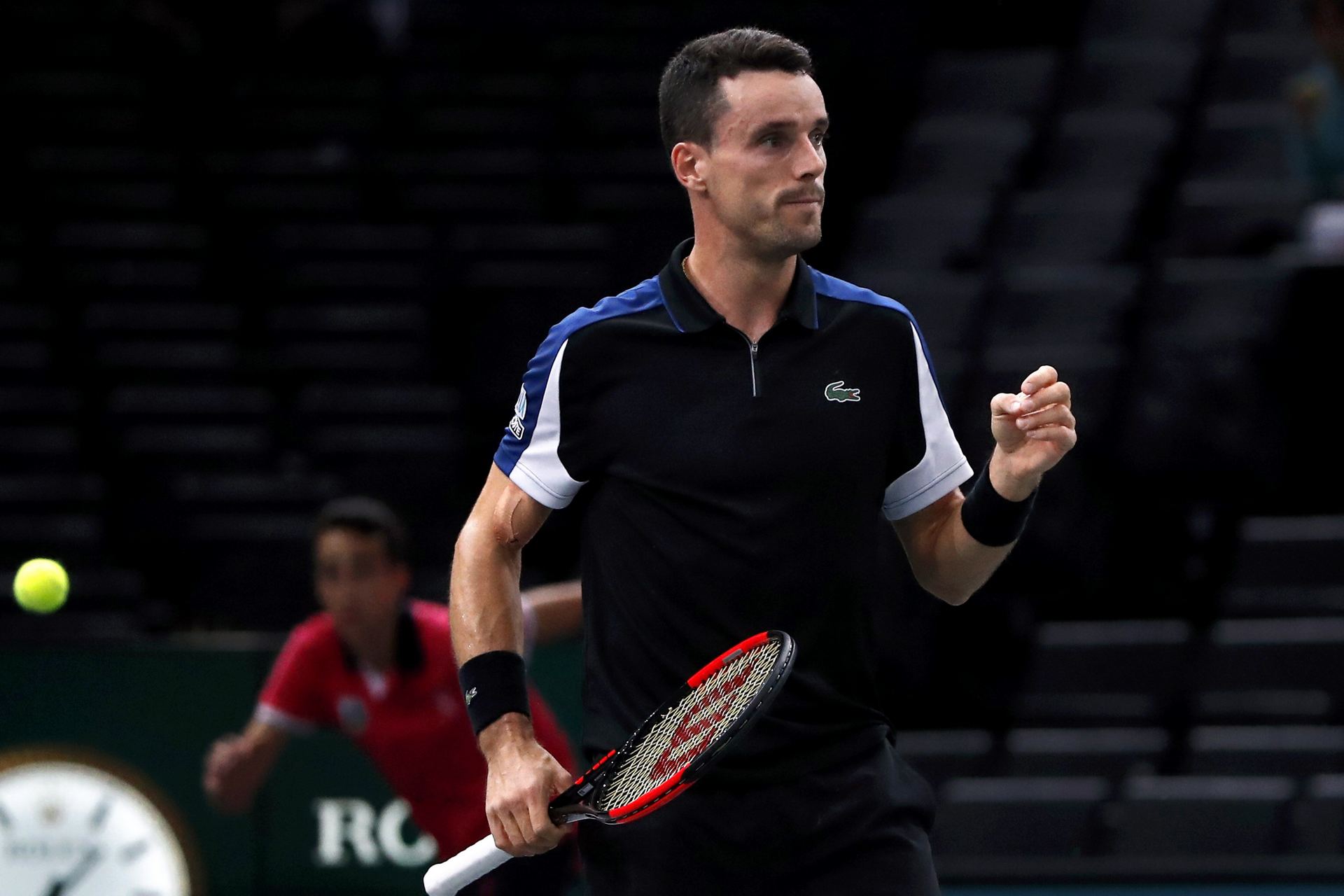 El tenista español Roberto Bautista celebra la victoria en el primer partido del torneo parisino.
