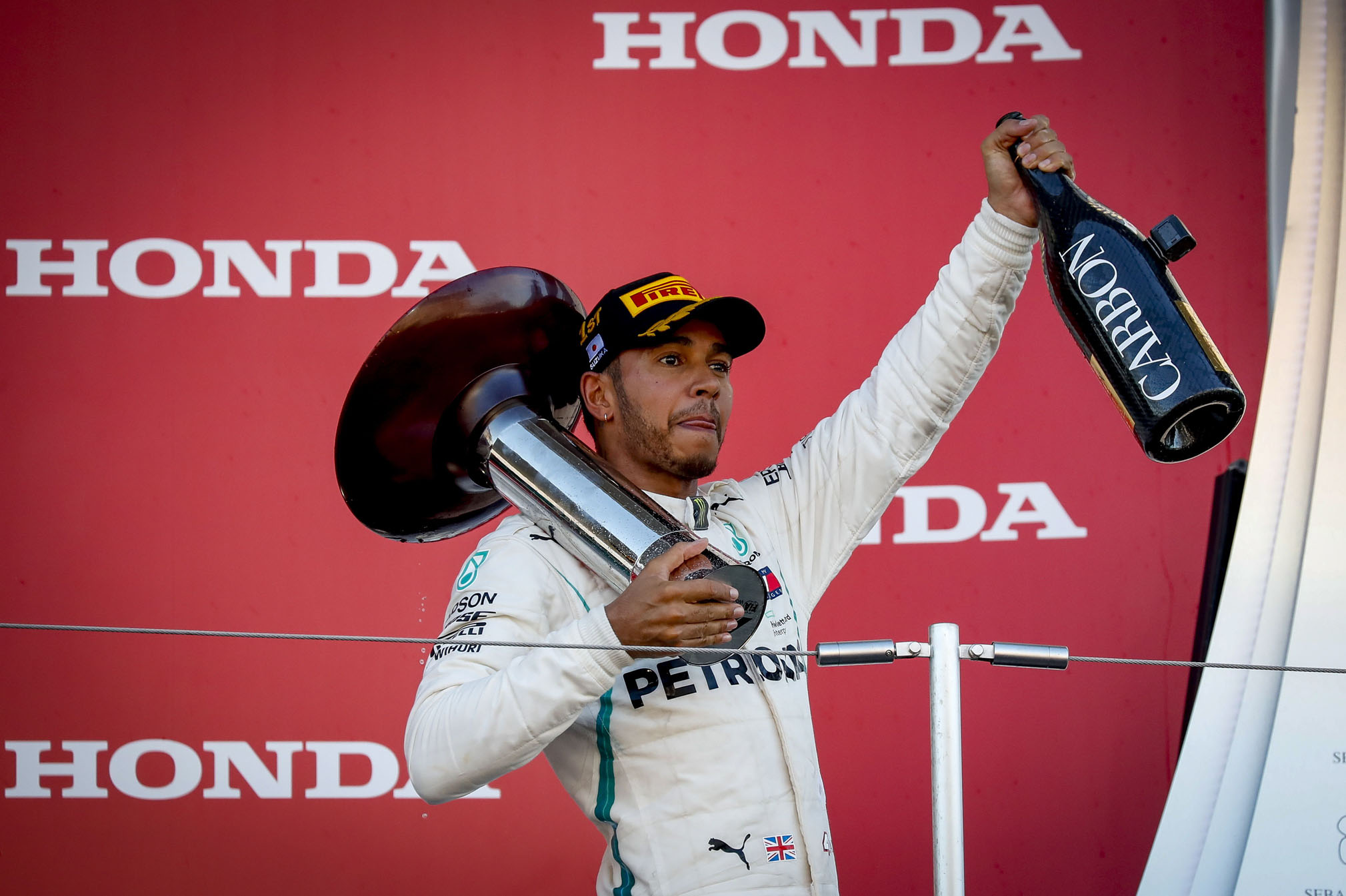 Lewis Hamilton, que en dos semanas podría proclamarse pentacampeón del mundo, celebra su victoria en Suzuka.