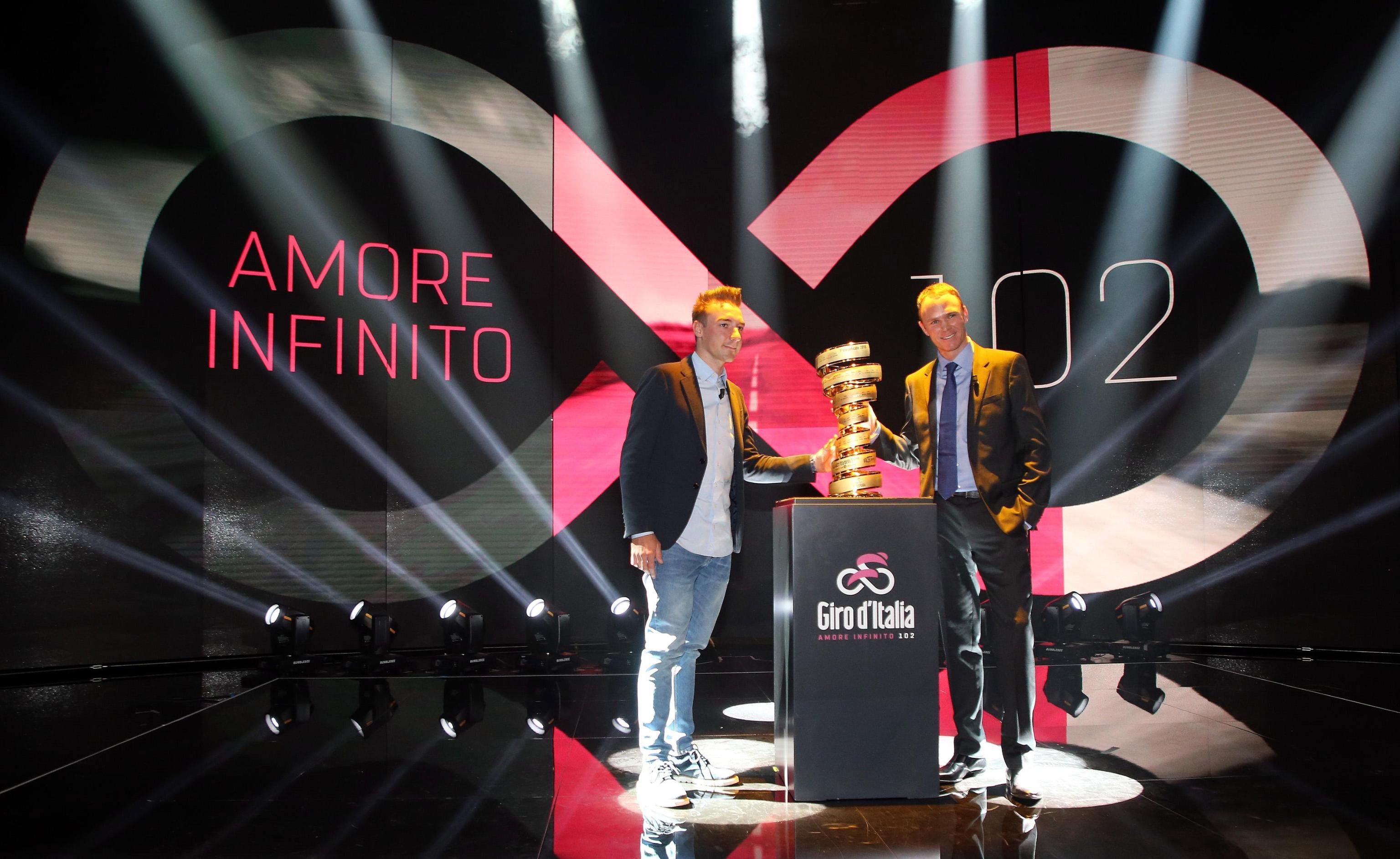 Elia Viviani (izq) y Chris Froome, vigente vencedor del Giro de Italia, durante la presentación de la 102 edición de la ‘Corsa Rosa’.